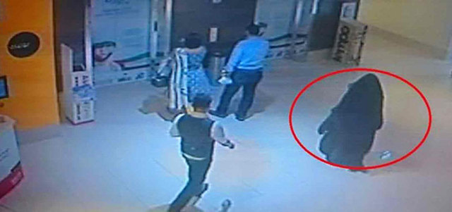 المتهمة أثناء دخولها المركز التجاري لتنفيذ جريمتها. أرشيفية