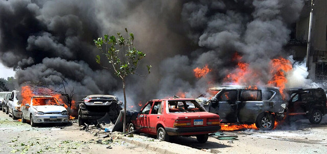 سيارات محترقة لحظة تفجير موكب النائب العام المصري الذي أدى إلى مقتله أمس.  إي.بي.أيه