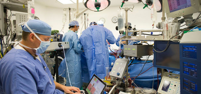 الجراحون يجرون حالياً العمليات بواسطة منصات الحواسيب وأدوات روبوتية تُحاكي حركات الذراع البشرية. أرشيفية