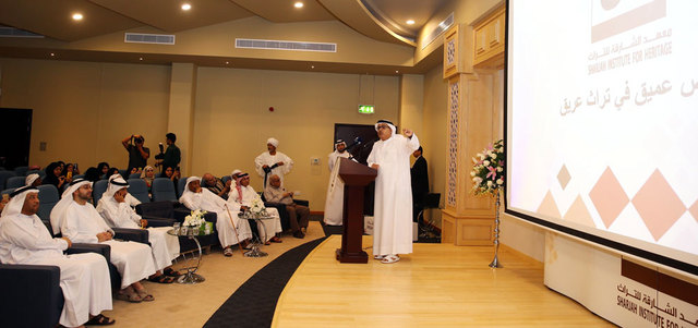 عبدالعزيز المسلم خلال الإعلان عن هوية معهد الشارقة للتراث. من المصدر
