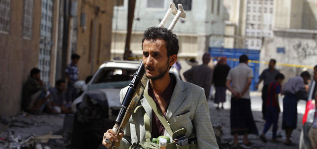مسلح حوثي في موقع تعرض لتفجير بسيارة في صنعاء. أ.ف.ب