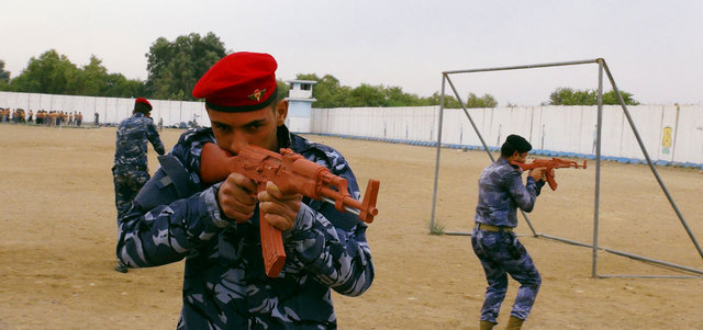 متطوعون من أبناء عشائر الأنبار يتدربون لمحاربة «داعش».  رويترز
