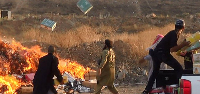«داعش» يحرق أكداساً من السجائر. أرشيفية