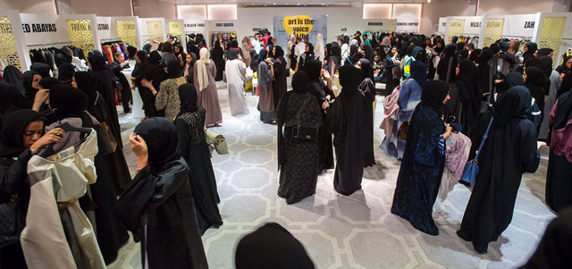 الحدث الذي يعود ريعه إلى مصلحة برنامج «صلة الفني» الذي يدعم مبادرة «الإمارات لصلة الأيتام والقصّر» يحظى بإقبال كبير من السيدات.  من المصدر
