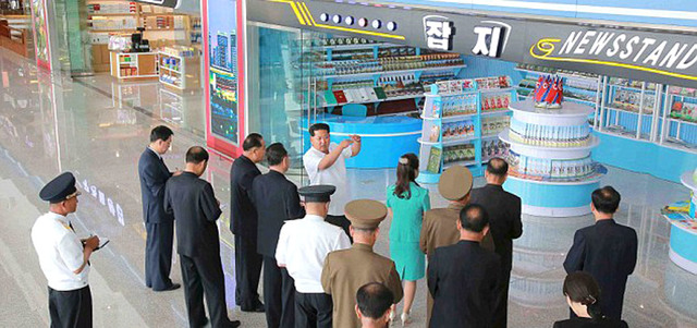 الزعيم الكوري الشمالي يتحدث إلى المسؤولين لدى افتتاح المطار الجديد.
