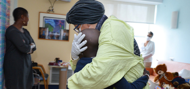 جواهر القاسمي في صورة أرشيفية خلال زيارتها لأحد الأطفال المرضى بالسرطان بمستشفى «نيويورك برسبيتريان» للسرطان. من المصدر