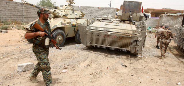 مقاتلون من «الحشد الشعبي» خلال عملية لتطهير بيجي من «داعش». رويترز