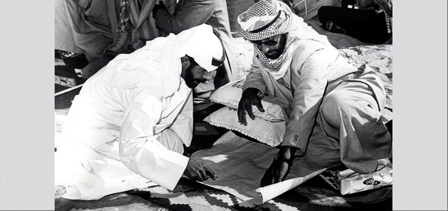 الشيخ زايد بن سلطان آل نهيان أثناء جولته في منطقة غياثي (1978). من المصدر