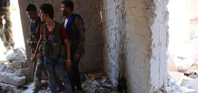 عناصر من القوات النظامية السورية خلال اشتباكات مع المعارضة في مدينة حلب. أ.ف.ب