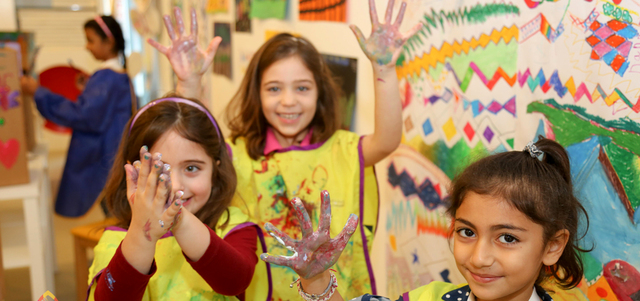 الأطفال يتعلمون أنشطة ثقافية وفنية متنوّعة في المخيم. من المصدر