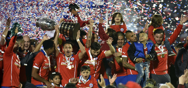 أليكسيس سانشيز يرفع كأس كوبا أميركا وسط فرحة تشيلية عارمة. أ.ف.ب