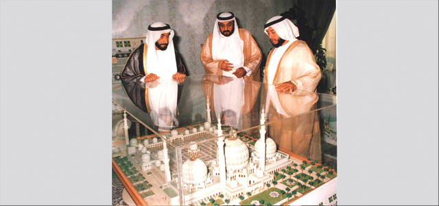 الشيخ زايد يطلع على نموذج مسجد الشيخ زايد قبل أن يُبنى بحضور خليفة بن زايد وسلطان بن زايد. أرشيفية