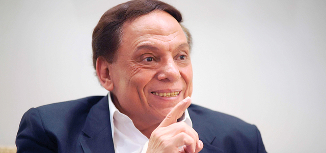 عادل إمام في مقدمة الذين أعلنوا غضبهم من الإعلانات، بعد أن أثرت في نسب مشاهدة مسلسله «أستاذ ورئيس قسم»، مبدياً اعتراضه على كثرة الفواصل الإعلانية وطول مدتها.