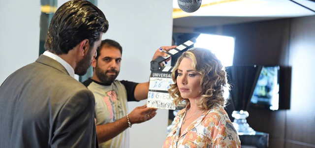 سلافة معمار في لقطة من مسلسل «العراب» للمخرج المثنى صبح. أرشيفية