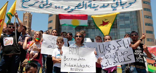 أكراد يتظاهرون لدعم مدينة عين العرب أمام مكتب الأمم المتحدة في بيروت. إي.بي.إيه