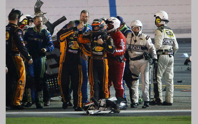 اصابة بطل السباق الأميركي أوستن ديلون وتحطم سيارته الشيفروليه بالكامل