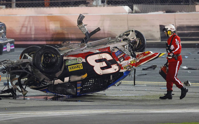 معالجة 4 مصابين في موقع الحادث ونقل خامس الى المستشفي .