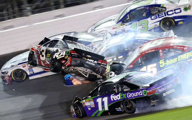 الحادث وقع أمس الاثنين نهاية سباق ضمن بطولة "كوك زيرو 400 ناسكار"