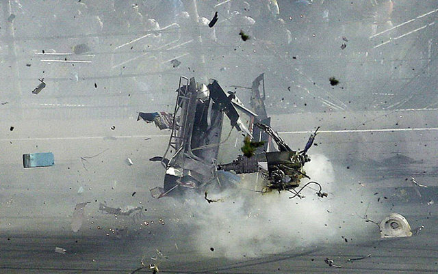 سيارة ديلون تطايرت واصطدمت بالسياج الجانبي للحلبة بعد عبورها خط النهاية مباشرة