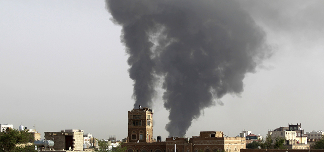 الدخان يتصاعد نتيجة قصف التحالف موقعاً للحوثيين في صنعاء. أ.ف.ب