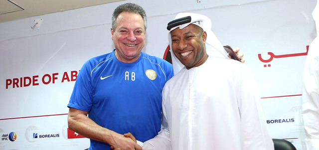 براغا يصافح المشرف العام على فريق الجزيرة أحمد سعيد. تصوير: إريك أرازاس