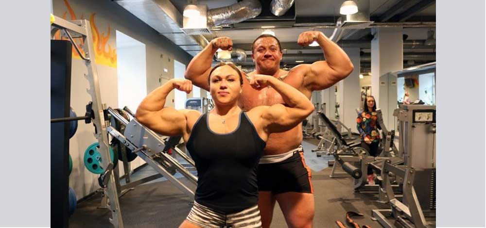 "ناتاليا تروخينا" مع زوجها بطل من أبطال المصارعة الحرة الروسية. أرشيفية