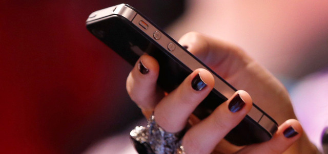 صار الارتباط الوثيق بالهواتف الذكية واستخدامها لفترات طويلة واقعاً حاضراً في حياة كثيرين. أرشيفية