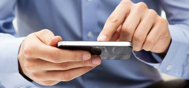 الدراسة بينت أن المصابين بالاكتئاب يمضون يومياً 68 دقيقة في استخدام هواتفهم الذكية. أرشيفية