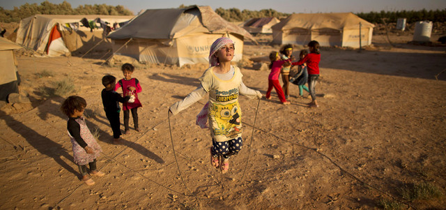 طفلة سورية لاجئة تلهو في مخيم للاجئين بالأردن قرب الحدود مع سورية. أ.ب