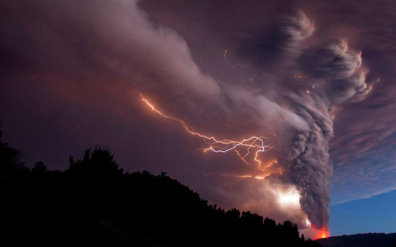 حممه انفجرت قبل أيام وتطايرت 4 أميال في الهواء