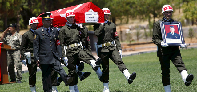 حرس الشرف التركي يحمل نعش الضابط محمد يالجين ناني الذي قتل على يد «داعش» خلال مراسم التشييع في غازي عنتاب.  رويترز