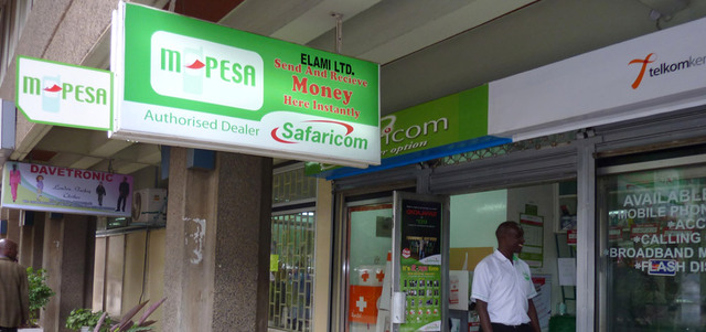 تعد خدمة «إم - بيسا» لتحويل الأموال عبر المحمول في كينيا الخدمة الأكثر نجاحاً في القارة. أرشيفية