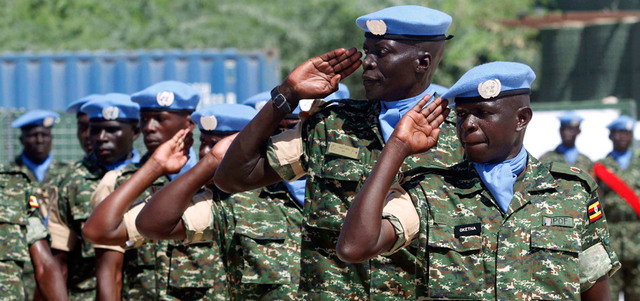 القوات الأوغندية في الصومال خلال احتفال في المطار. أ.ف.ب