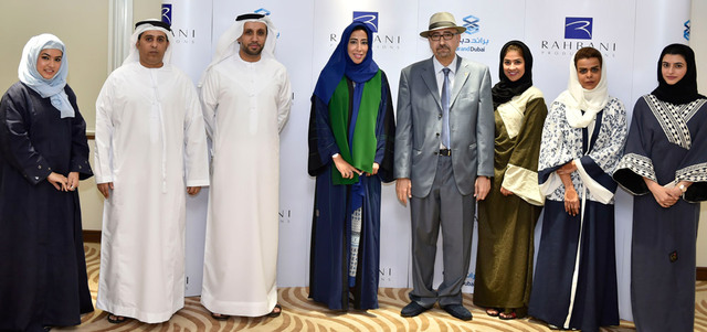 منى المري ومروان الرحباني يتوسطان عدداً من القيادات في «براند دبي». من المصدر