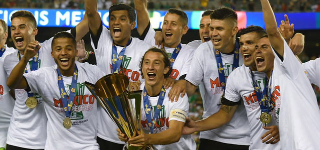 نجوم المنتخب المكسيكي يحتفلون بالكأس الذهبية وسط أجواء فرح عارمة.    أ.ف.ب