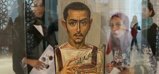 يضم المعرض عدداً محدوداً من المنحوتات التي تعود لثقافات وحضارات عالمية متنوعة حتى يتمكن زوار المعرض من التعرف إلى هذه الأعمال وما تحمله من قيمة فنية وتاريخية وإنسانية كبيرة. تصوير: إريك أرازاس