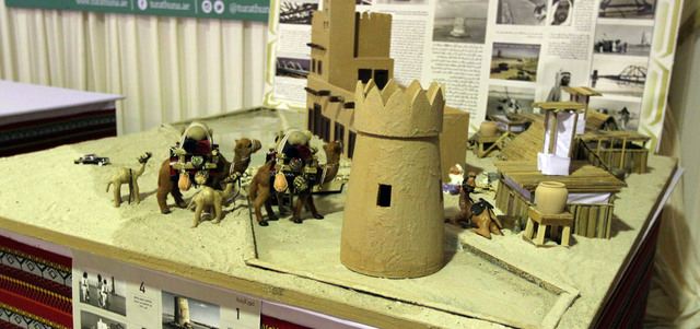 مجسّم جسر المقطع يقدم معلومات عن المعلم للزوّار. من المصدر