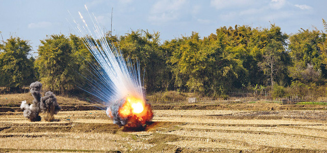 100 مليون «قنبلة عنقودية» غير منفجرة لاتزال تشكل تهديداً مستمراً لسكان لاوس.

من المصدر
