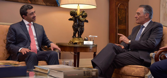 الرئيس البرتغالي لدى استقباله عبدالله بن زايد. وام