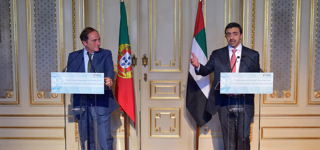 عبدالله بن زايد خلال المؤتمر الصحافي مع نائب رئيس الوزراء البرتغالي. وام