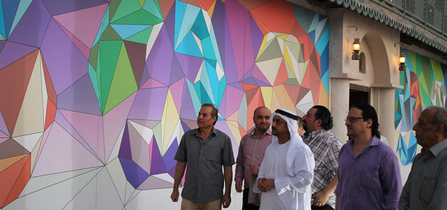رئيس مجمع الشارقة للآداب والفنون هشام المظلوم خلال تدشين جدارية الفنان الأميركي مات دبليو مور. من المصدر