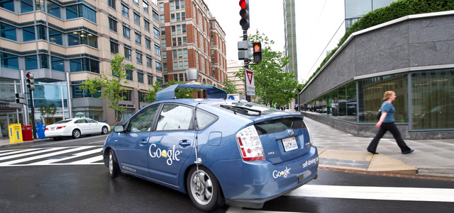 السيارات التي تطوّرها «غوغل» تورّطت في قليل من حوادث الاصطدام بالخلف وعادة ما تتعامل مع المواقف الشائكة بالتوقف. غيتي