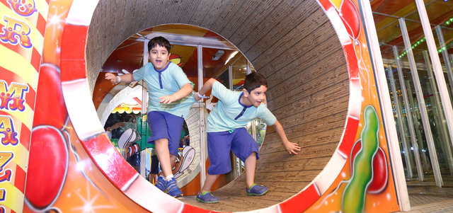 هذه اللعبة التي تستقطب الأعمار كافة تعدّ تحدياً مرحاً للمشاركين فيها.  من المصدر