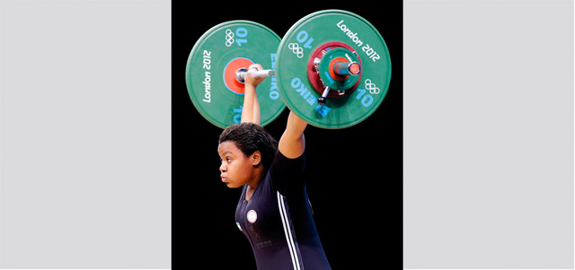 خديجة محمد مثّلت منتخب رفع الأثقال والرياضة الإماراتية في «أولمبياد لندن». أرشيفية