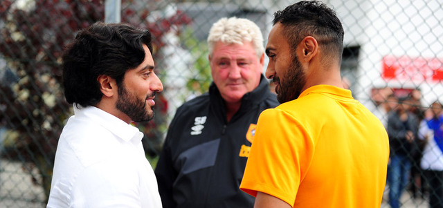 عبدالله بن محمد في حديث مع لاعب هال سيتي المصري أحمد المحمدي بحضور مدرب الفريق الإنجليزي. من المصدر