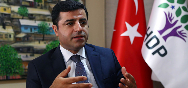 زعيم حزب الشعوب الديمقراطي، صلاح الدين ديمرتاش، أقرّ بأن شقيقه الأكبر نورالدين، ذهب إلى جبال قنديل في شمال العراق، حيث هيئة أركان &laquo;الكردستاني&raquo;، لمقاومة تنظيم &laquo;داعش&raquo;. أ.ف.ب