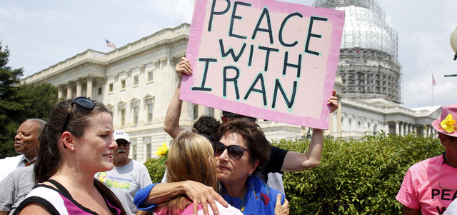 متظاهرون في واشنطن مؤيّدون للاتفاق النووي مع إيران.  رويترز