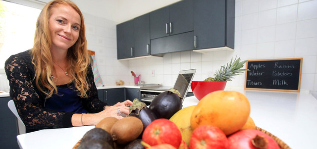 عملت ستين على إنشاء موقع إلكتروني يعكس ثقافة الأكل الصحي التي تتبناها، ويرشد إلى سبل الحصول عليه، وأماكن توافره في مدينة دبي حيث تقطن.

تصوير: باتريك كاستيلو