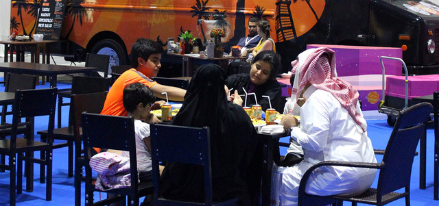 تحقّق حلم أمجد بعد أن أتاحت له إدارة «عالم مدهش» هذا العام الفرصة لافتتاح مطعمه المتنقل من خلال حافلة أنيقة تحمل صوراً لأشهر المواقع في دبي. من المصدر