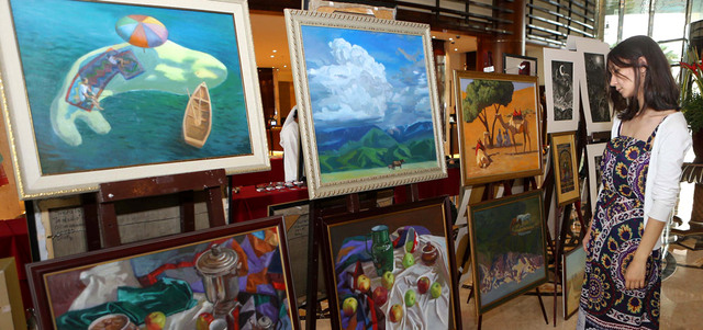 الفنون التشكيلية احتلت جانباً كبيراً من المعرض عبر عدد كبير من اللوحات التي تنتمي إلى مدارس فنية مختلفة.

تصوير: إريك أرازاس